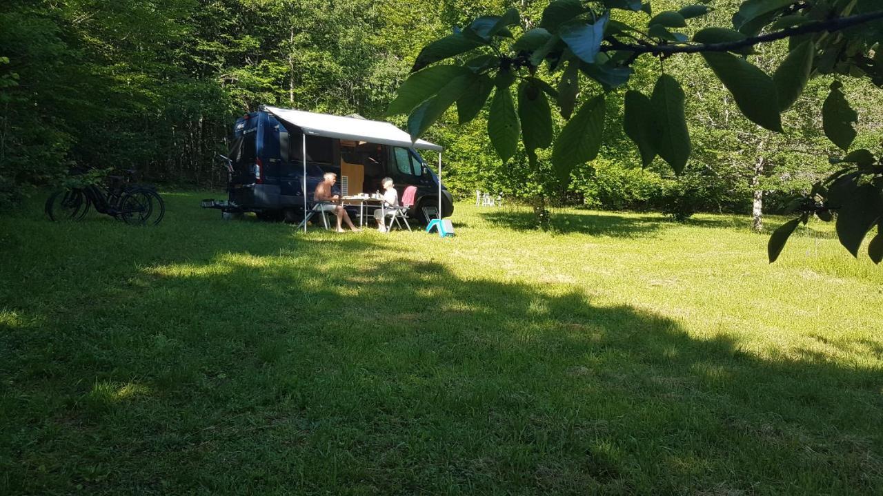 Lovely 2-Bed Shepherds Hut In A Forest Sougeres-en-Puisaye Экстерьер фото
