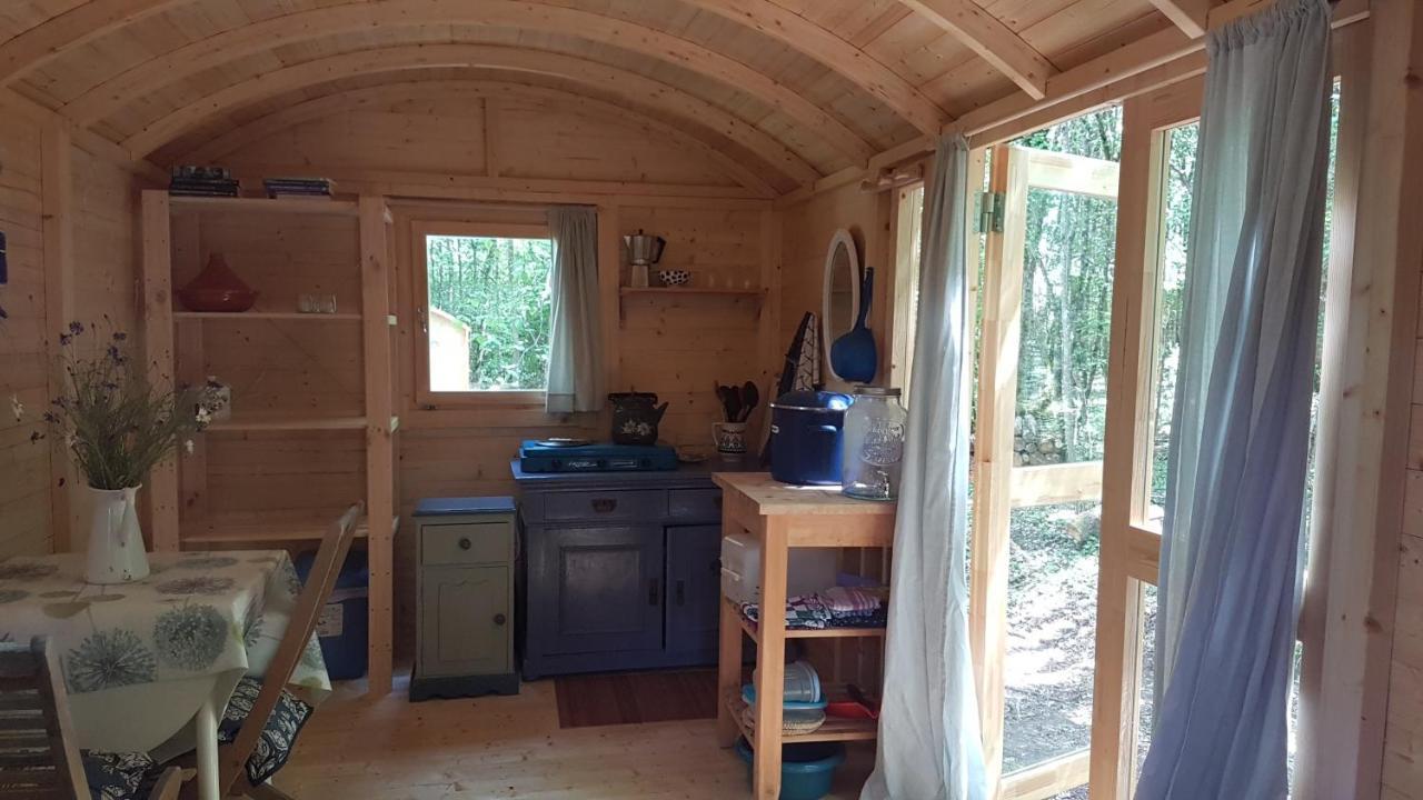 Lovely 2-Bed Shepherds Hut In A Forest Sougeres-en-Puisaye Экстерьер фото
