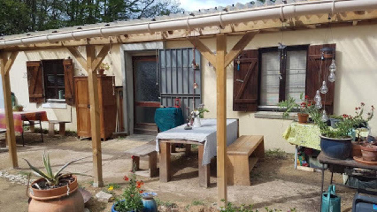 Lovely 2-Bed Shepherds Hut In A Forest Sougeres-en-Puisaye Экстерьер фото