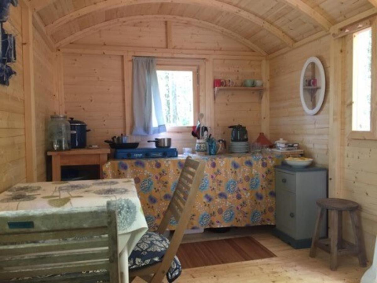 Lovely 2-Bed Shepherds Hut In A Forest Sougeres-en-Puisaye Экстерьер фото
